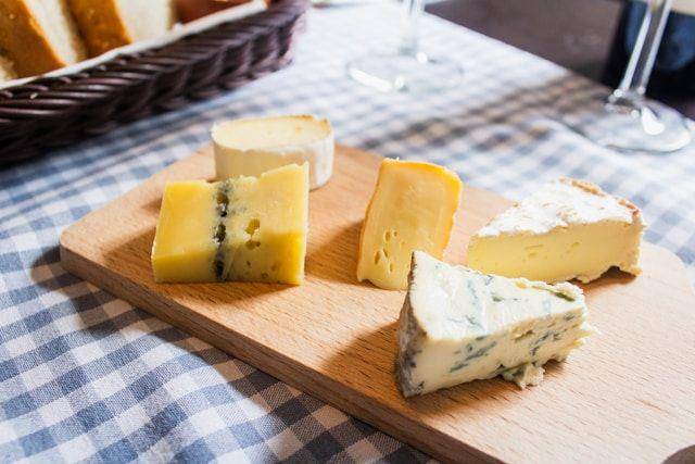 farmer's cheese (unsplash.com/Louis Hansel)