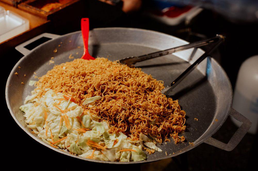 ilustrasi memasak yakisoba (pexels.com/cottonbro studio)