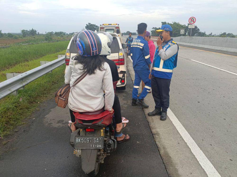 Petugas mengevakuasi sepeda motor yang tersesat masuk ke dalam jalan tol. (Dok Jasa Marga)