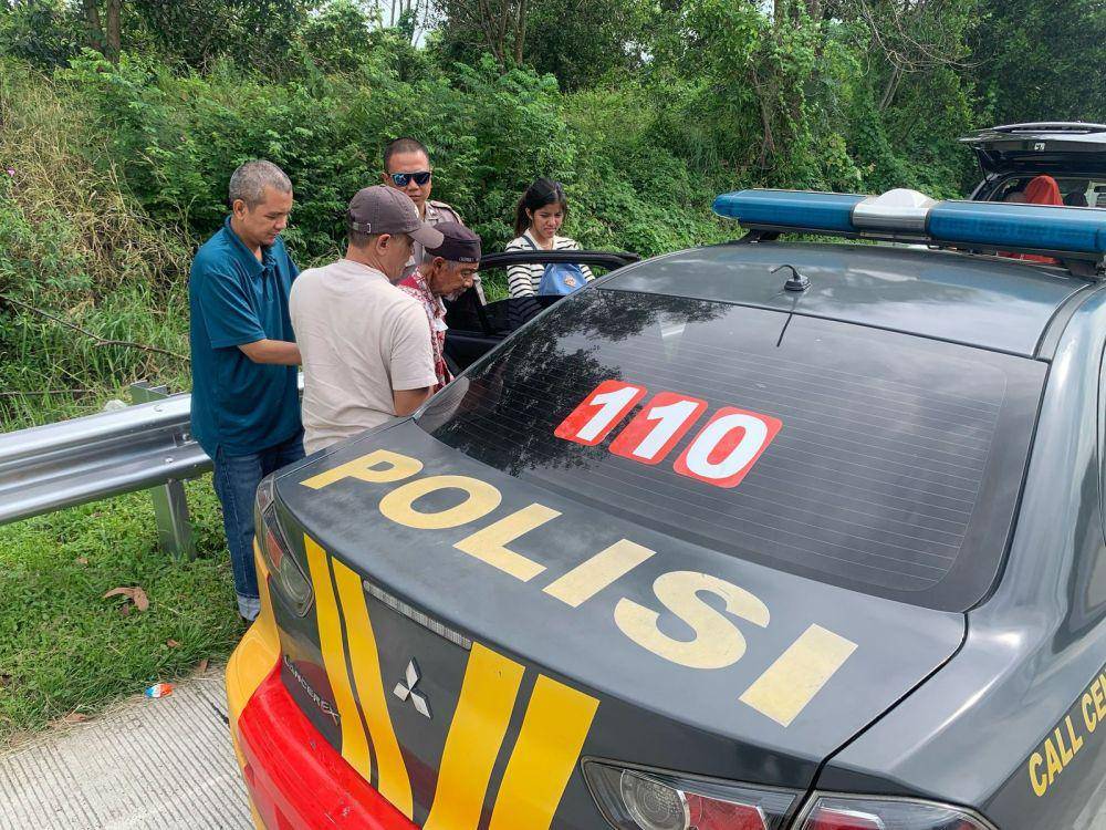 Personel Pos Pengamanan (Pospam) Rest Area 163 A Gunung Batin, Polres Lampung Tengah membantu Sumardi (87), seorang pemudik ke Pospam 163 A Gunung Batin. (Dok. Polres Lamteng).