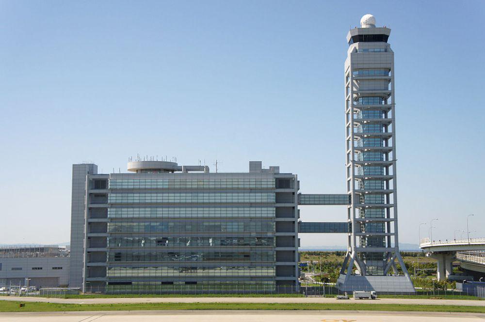 Kansai International Airport Control Tower, Jepang (commons.wikimedia.org/Kirakirameister)