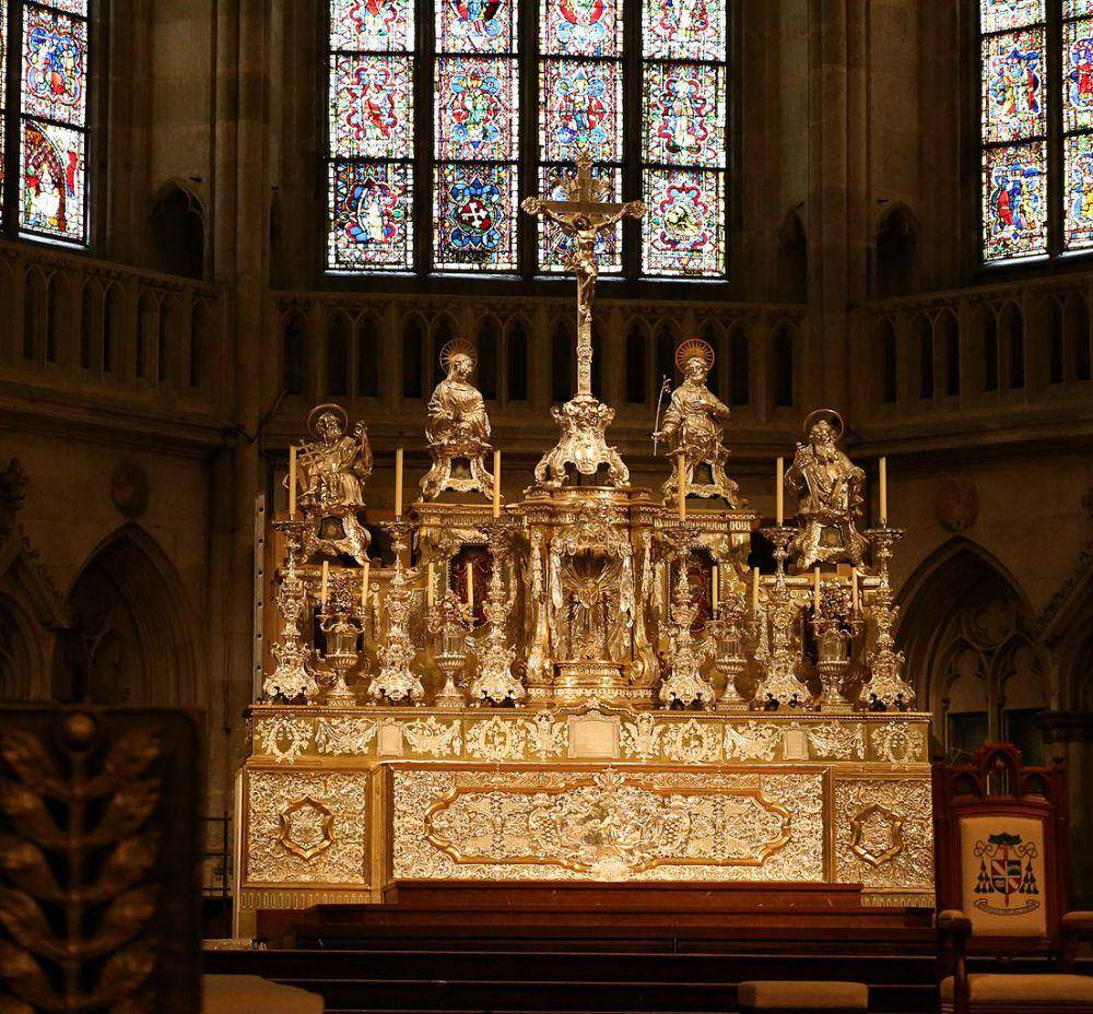 potret altar utama Katedral Regensburg yang terbuat dari perak dan tembaga berlapis emas, dibuat dalam waktu 100 tahun, dari tahun 1695 hingga 1785 (commons.wikimedia.org/Rufus46)