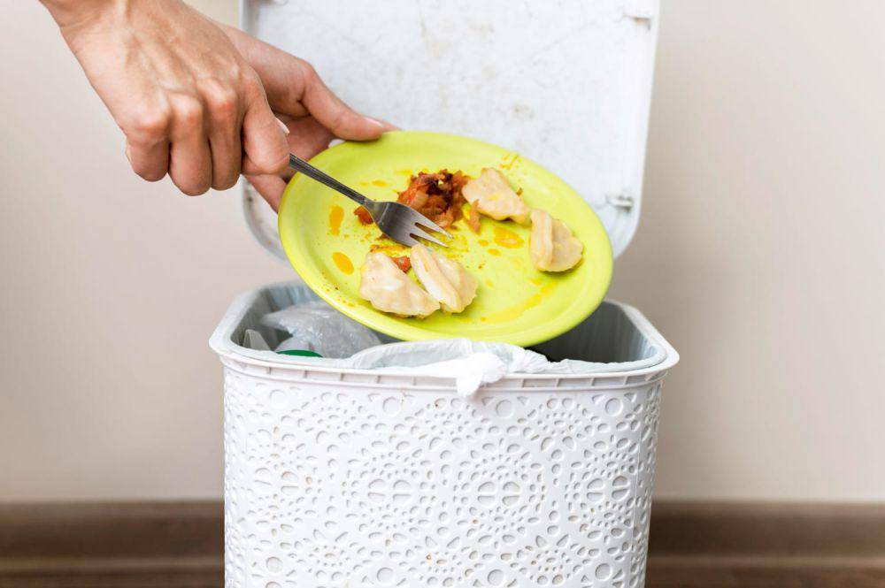 ilustrasi membuang sampah makanan (freepik.com/freepik)