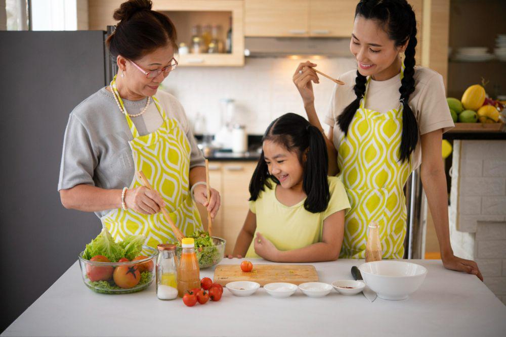 Ilustrasi memasak bersama keluarga (freepik.com/freepik)