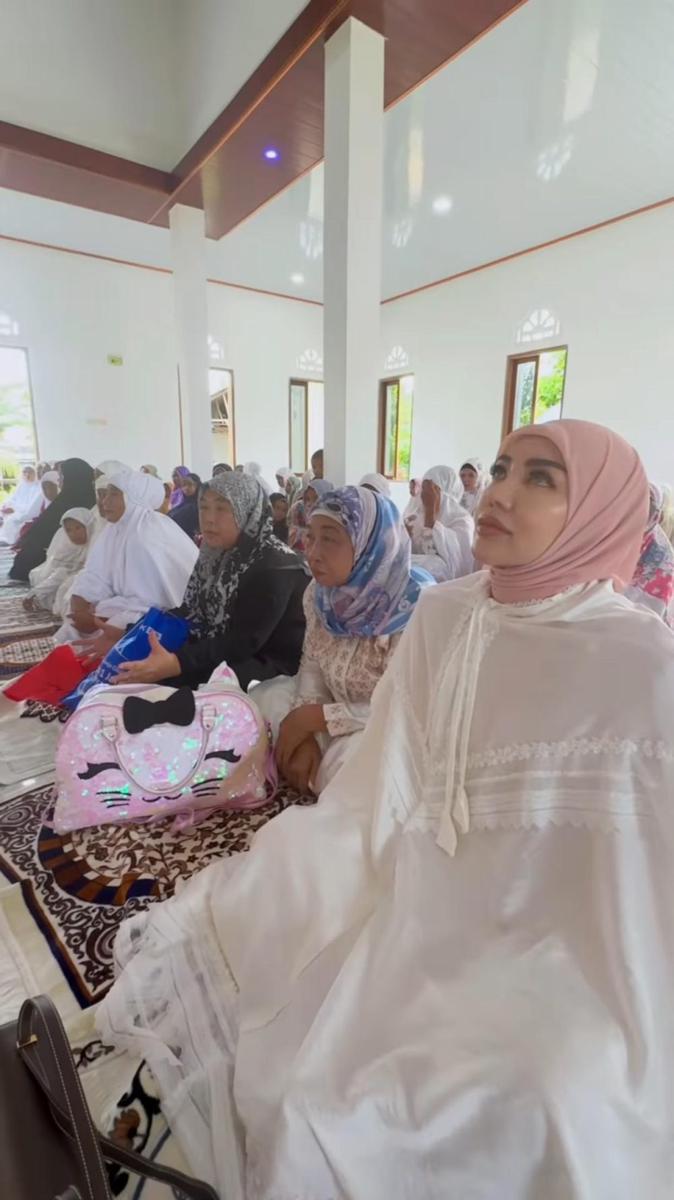 Bella Shofie bangun masjid (Instagram.com/bellashofie_rigan)