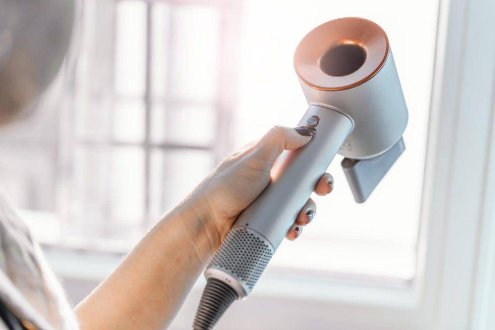 Ilustrasi wanita menyalakan hair dryer (freepik.com/valeria_aksakova)
