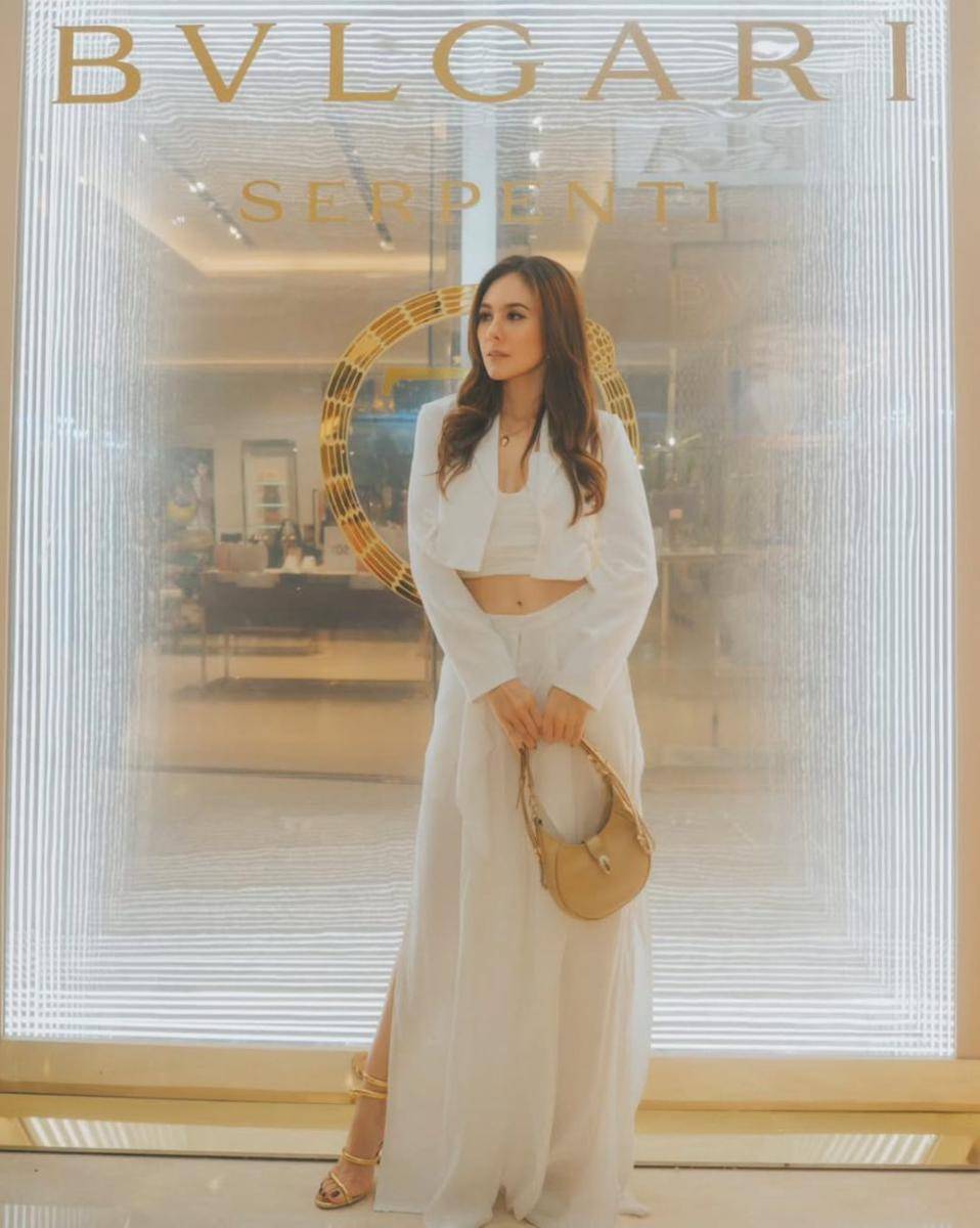 ide OOTD nuansa putih ala Wulan Guritno (instagram.com/wulanguritno)
