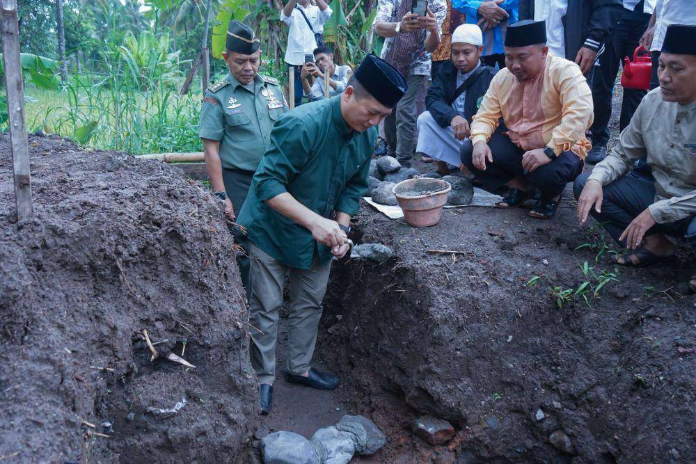 Peletakan batu pertama Madrasah Aliyah Kejuruan Al Rahman NW Aikmel, Rabu (2/4/2025). (dok. Istimewa)