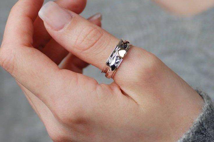 Ilustrasi makna pemakaian cincin pada setiap jari yang perlu kamu tahu. (Pinterest/Mireille)