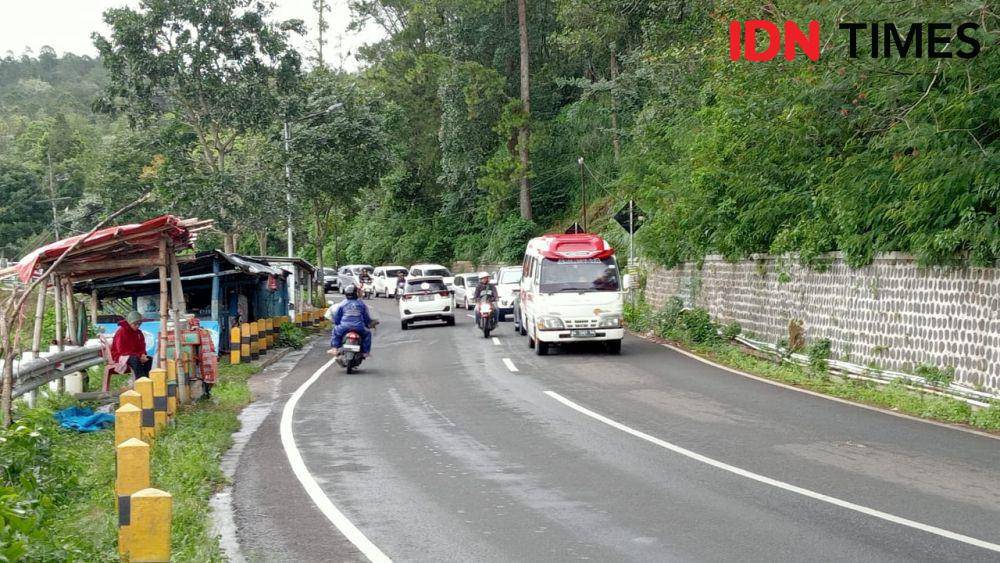 Titik terparah kemacetan di tanjakan kebun stroberi. IDN Times/ Riyanto.