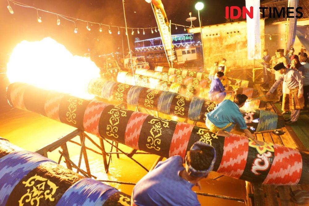 Menikmati Sensasi Nyulut Meriam Karbit saat Lebaran di Pontianak