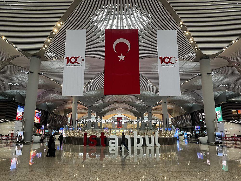 Bandara Internasional Istanbul, Turkiye (commons.wikimedia.org/Kurmanbek)