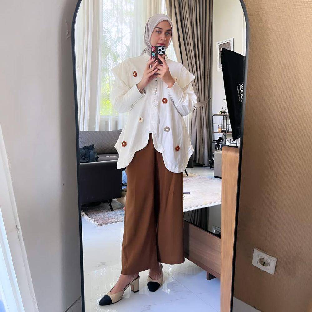 ide OOTD hangout ala Nina Zatulini (instagram.com/ninazatulini22)