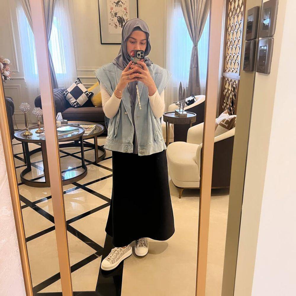 ide OOTD hangout ala Nina Zatulini (instagram.com/ninazatulini22)