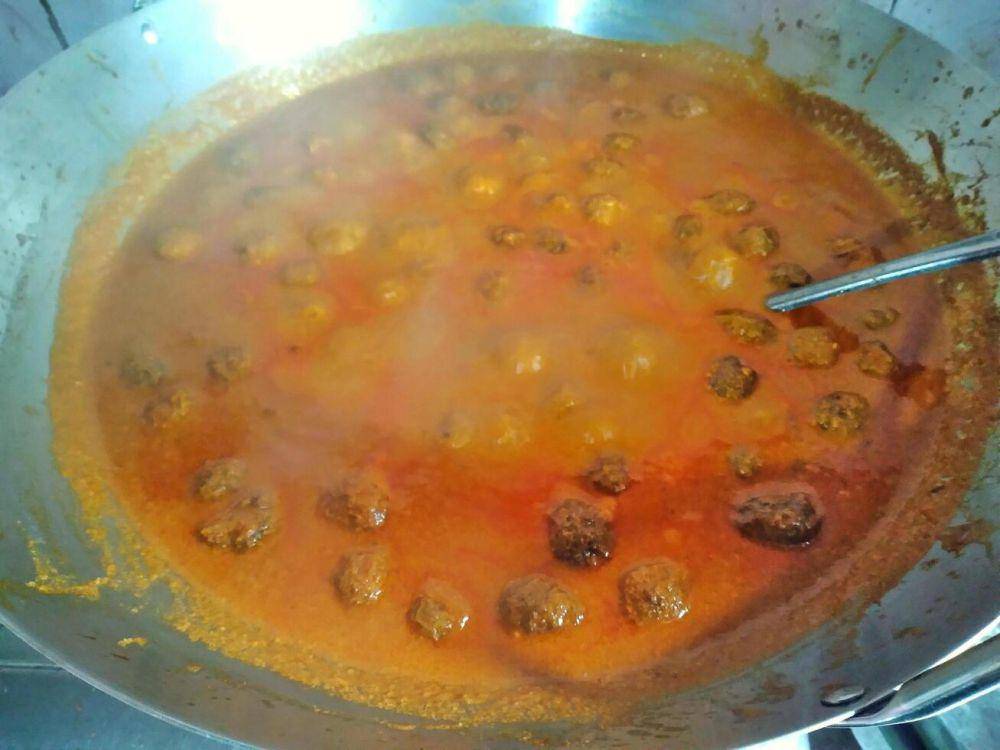 ilustrasi memasak rendang (vecteezy.com/marlinadina)