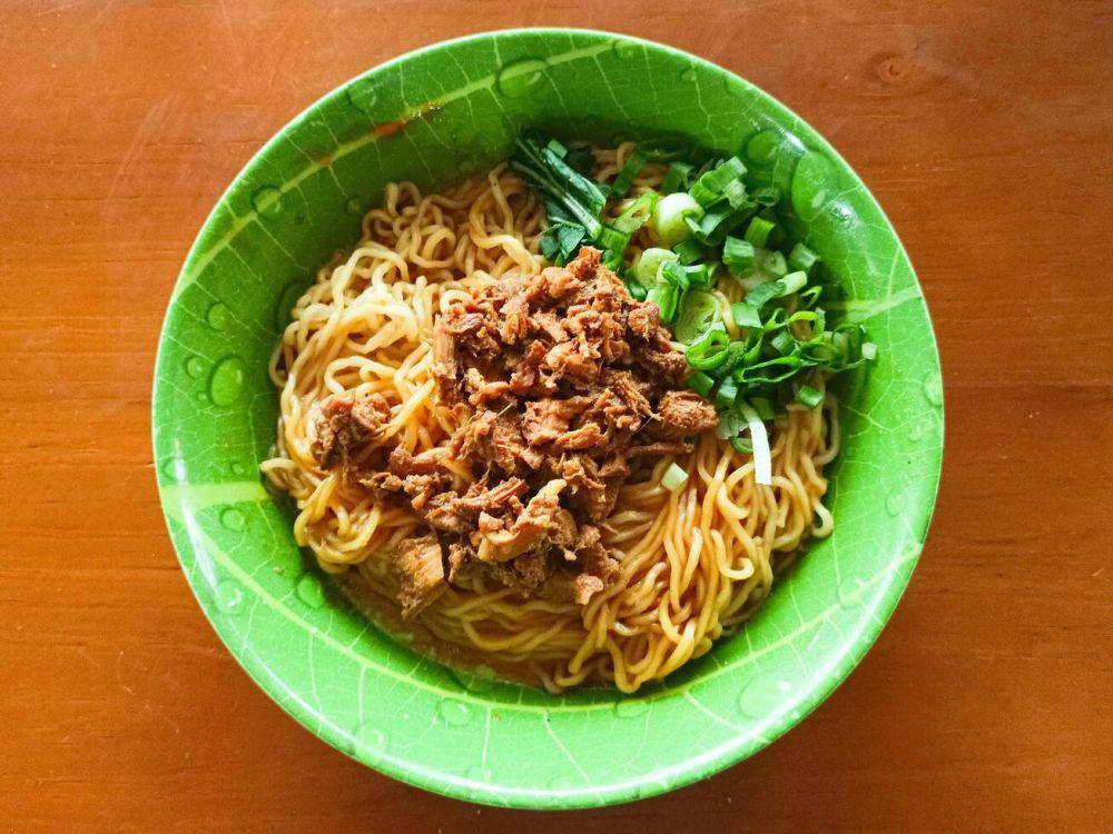 perbedaan penyajian mie ayam dan mie yamin