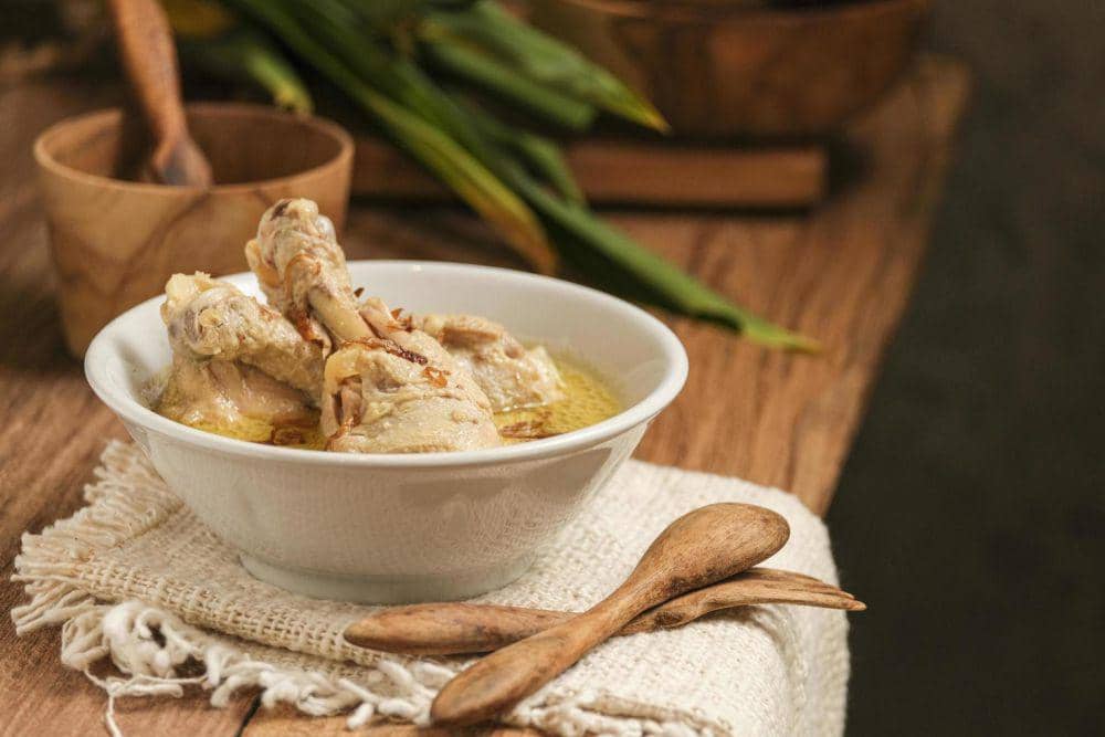 opor ayam makanan berkuah khas indonesia