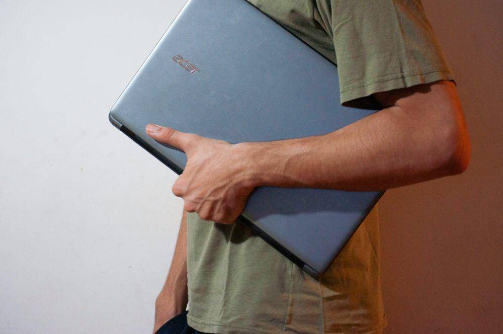 ilustrasi membawa laptop (unsplash.com/Mario Amé)