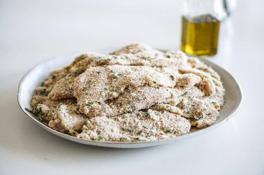 ilustrasi membuat sesame crusted chicken (pexels.com/Anna Guerrero)