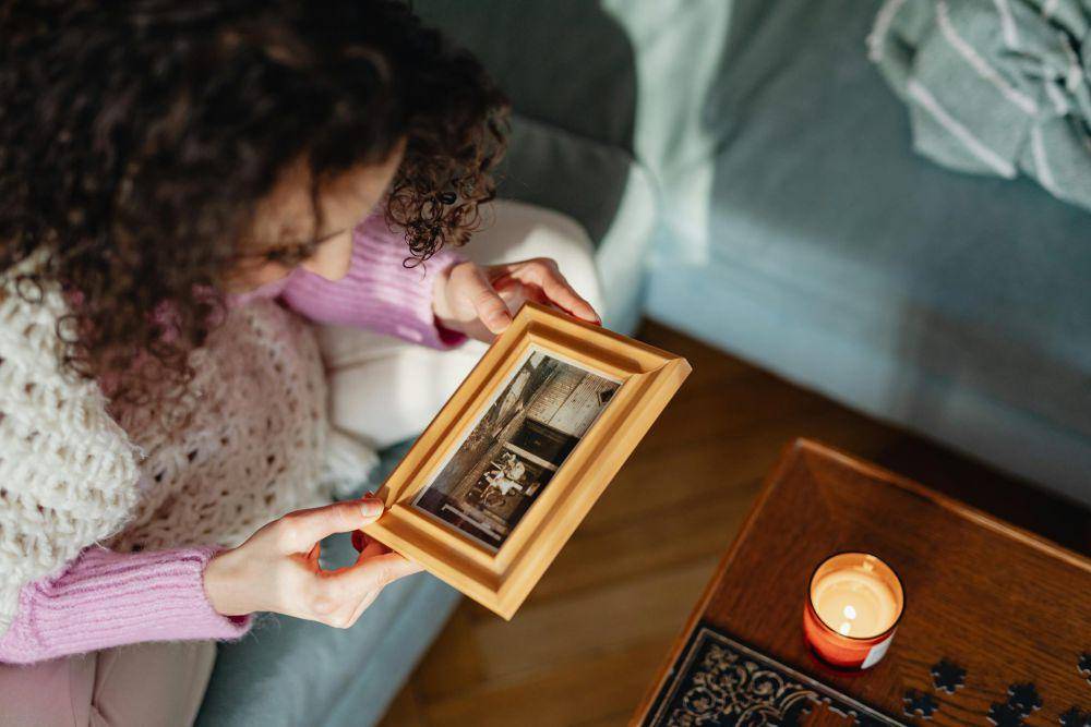 ilustrasi penambahan bingkai foto (pexels.com/Photo By: Kaboompics.com)