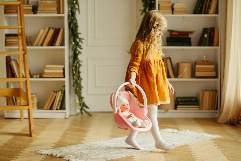 ilustrasi anak membawa mainan (pexels.com/Polesie Toys)