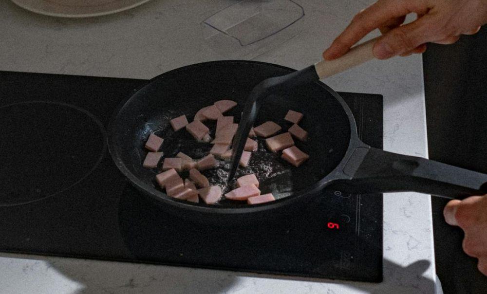 Ilustrasi memasak spam rice bowl (pexels.com/Ron Lach)