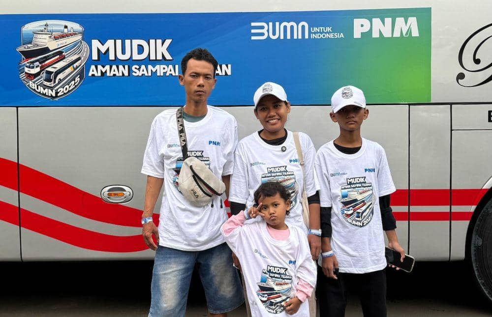 Nasabah PNM Mekaar, Uswatun dan keluarga bisa mewujudkan mimpi pulang ke kampung halaman lewat mudik gratis. (dok. PNM)