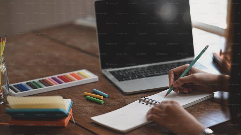 ilustrasi wanita sedang membuat journaling (unplash.com/Getty Images)