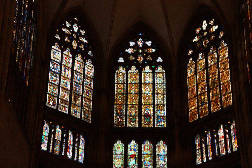 potret ornamen jendela kaca patri (stained glass window) di Katedral Regensburg (commons.wikimedia.org/Dalibri)