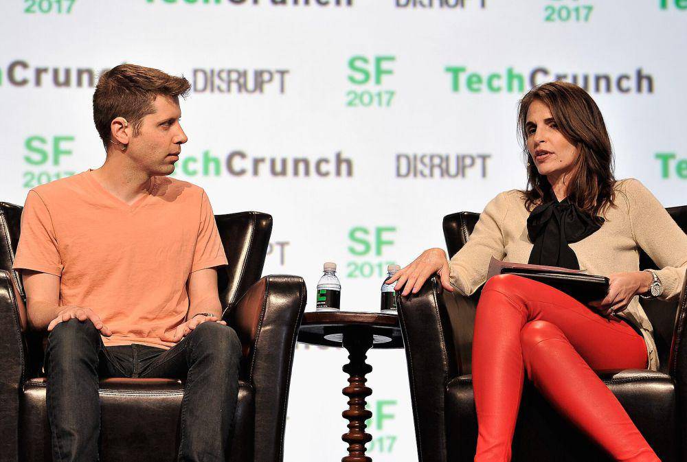 Sam Altman (kiri) dan moderator TechCrunch Connie Loizos berbicara di atas panggung selama TechCrunch Disrupt SF 2017 (commons.wikimedia.org/TechCrunch)
