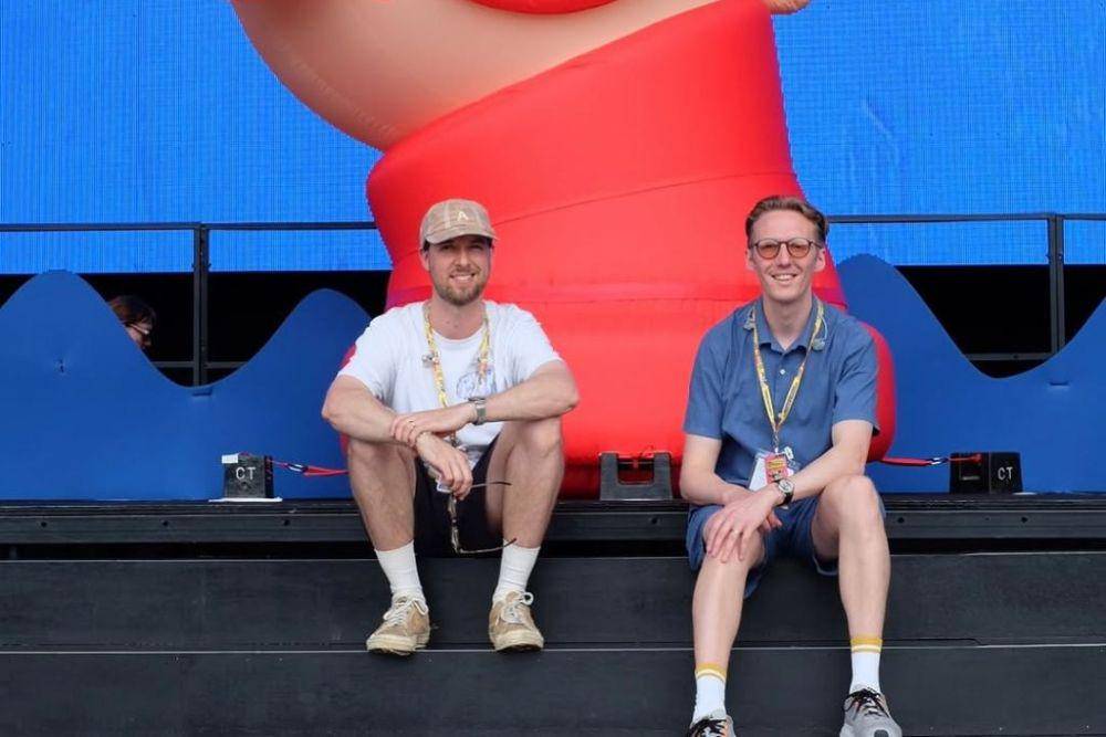 Para personel grup musik asal Inggris, Honne, sebelum mengisi acara di F1 Grand Prix Singapore pada September 2024. (Instagram.com/hellohonne)