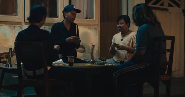 Para karyawan pabrik main kartu - Pabrik Gula