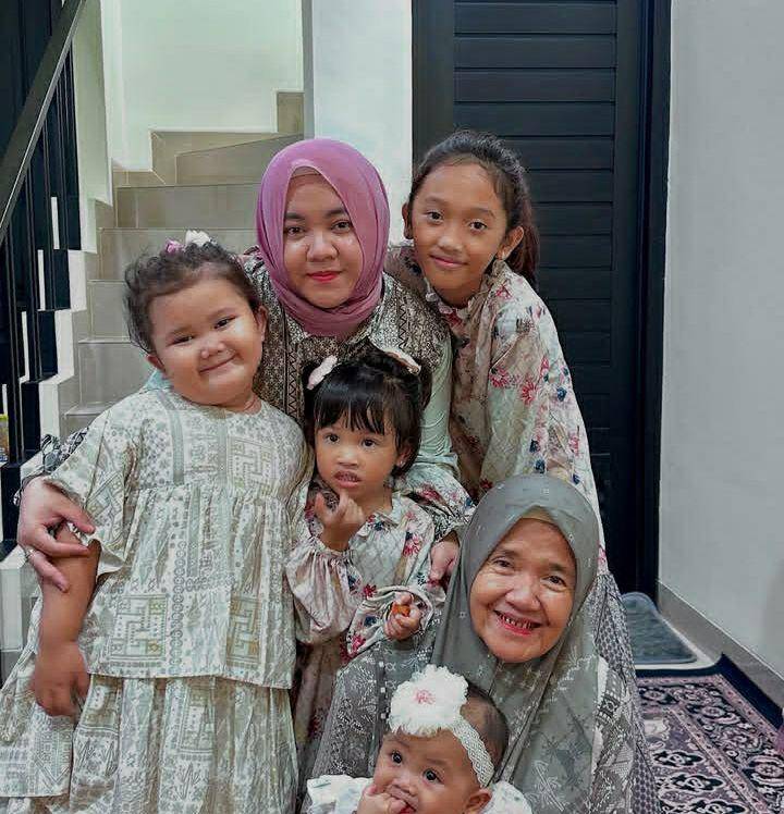 mbak Lala lebaran di rumah baru bersama keluarga (instagram.com/shela_lala96)