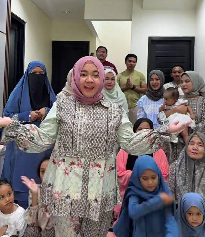 mbak Lala lebaran di rumah baru bersama keluarga (instagram.com/shela_lala96)