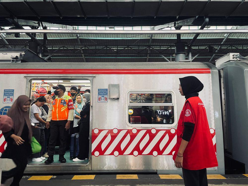 Puluhan Ribu Orang Naiki KRL Jogja-Solo dan Prameks pada H+2 Lebaran