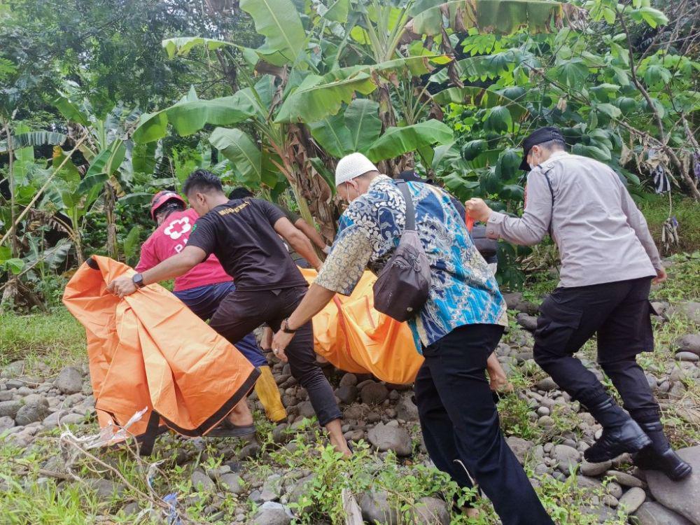 Evakuasi jenazah perempuan di Sungai Progo, Nanggulan, Kulon Progo. (Dok. Polres Kulon Progo)