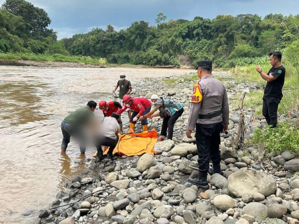 Evakuasi jenazah perempuan di Sungai Progo, Nanggulan, Kulon Progo. (Dok. Polres Kulon Progo)