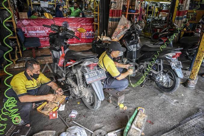 Ilustrasi motor diservis. (Dok. Antara)