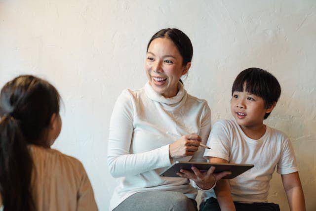 Ilustrasi seorang ibu dan dua orang anak (Pexels.com/Ketut Subiyanto)