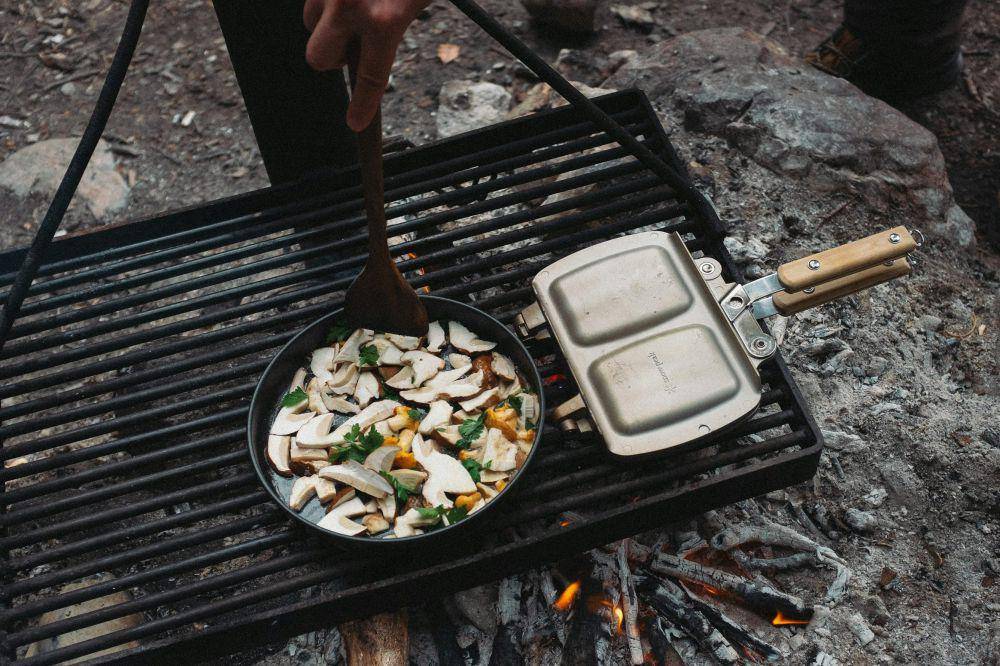 ilustrasi memasak saat camping (unsplash.com/Vital Sinkevich)