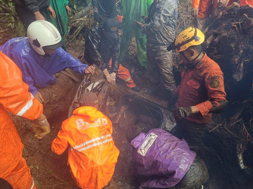 Upaya pencarian korban longsor di jalur Pacet-Cangar. (Dok. SAR Surabaya)
