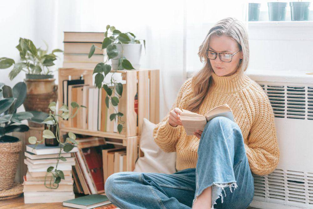 Ilustrasi introvert baca buku (pexels.com/George Milton)