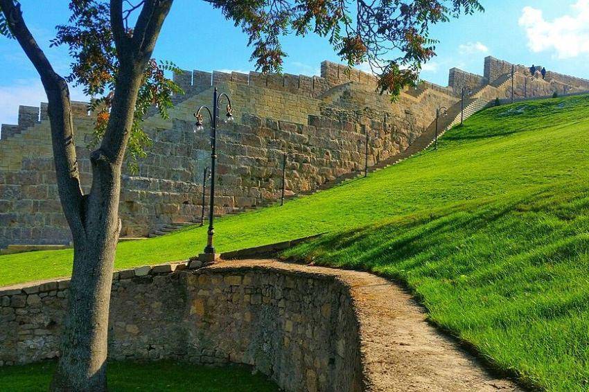 Benteng Derbent saksi sejarah panjang Dagestan (commons.wikimedia.org/Шамиль Магомедов, CC BY-SA 2.0)