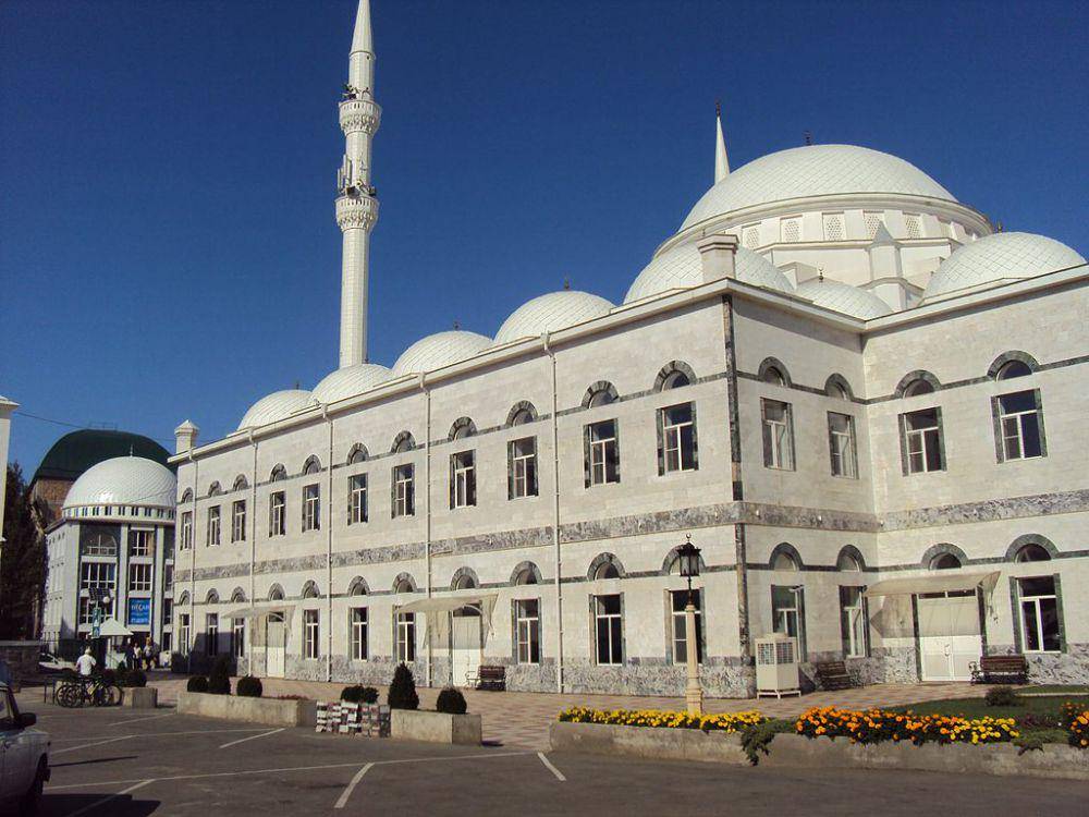 Masjid Raya Makhachkala, Dagestan (commons.wikimedia.org/АбуУбайда, CC BY-SA 3.0)