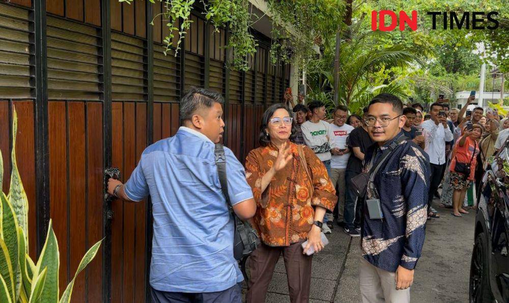 Menteri Keuangan Sri Mulyani tiba di kediaman Presiden ke-7 Jokowi. (IDN Times/Larasati Rey).