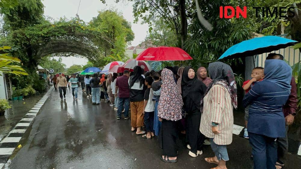 Antrian warga di kediaman Presiden ke-7 Jokowi. (IDN Times/Larasati Rey)