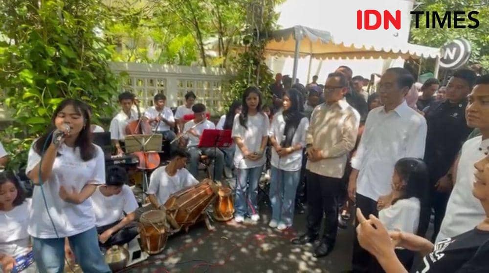 Wamendag RI Bima Aria bersama Presiden ke-7 Jokowi menyaksikan penampilan orkestra SMK 8 Solo. (IDN Times/Larasati Rey)