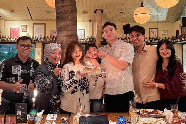 7 Potret Ulang Tahun Ke-25 Fadly Faisal, Intim Bareng Keluarga