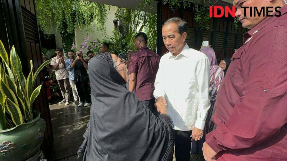 Presiden ke-7 Jokowi menyapa warga yang datang kerumahnya. (IDN Times/Larasati Rey)