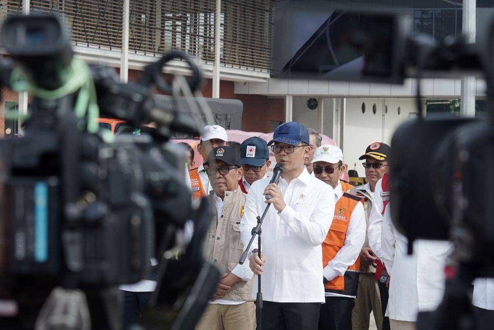 Menlu Sugiono lepas bantuan kemanusiaan dari Indonesia ke Myanmar. (Dok. Kemlu RI)